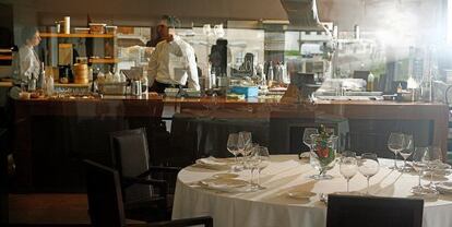 Comedor y cocina del restaurante Solla, en San Salvador de Poio (Pontevedra).