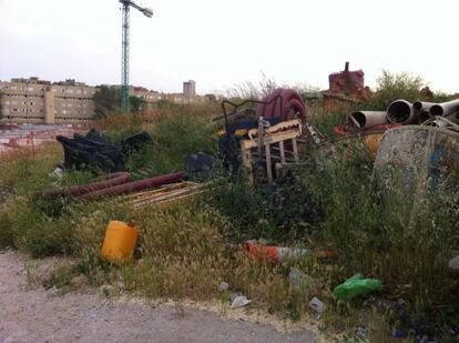 La basura se acumula en un descampado en el Centro Deportivo del barrio de la Latina.