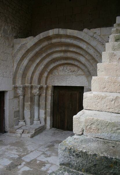 El plan de intervención <i>Románico Norte,</i> en el que participan, además de la Junta, el Arzobispado de Burgos, el Obispado de Palencia y la fundación, acabará a fines de 2012. En la foto, arcos de la iglesia de San Miguel Arcángel, en la localidad burgalesa de San Miguel de Cornezuelo.