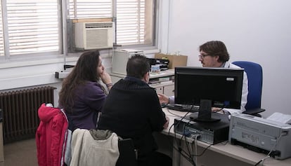 Dos mujeres acuden a la consulta de un médico de familia en el barrio de La Mina.