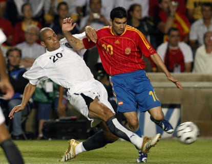Reyes trata de superar al egipcio Moncef durante el partido del sábado.