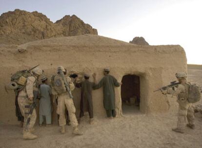 Soldados estadounidenses cachean a un grupo de hombres afganos en la provincia de Farah, en el sur del país asiático, durante una operación.