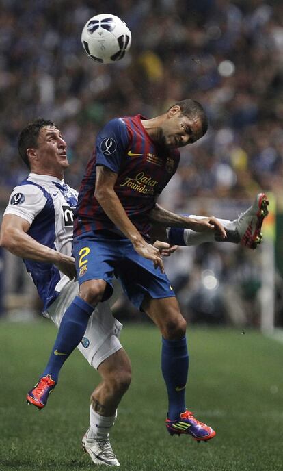 El jugador brasileño Dani Alves pelea por la pelota frente al jugador del Oporto, Christian.