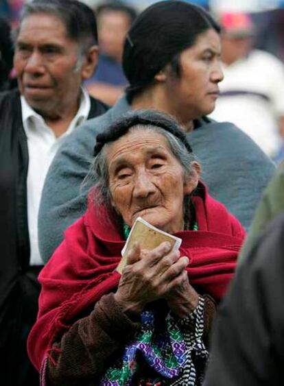 Una anciana aguarda su turno para votar en San Juan Comalapa.