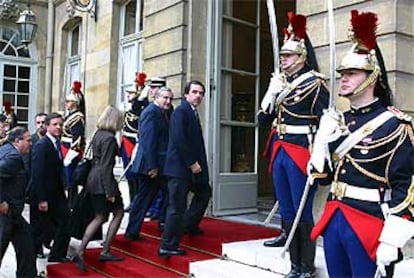 José María Aznar y Jean-Pierre Raffarin entran en el palacio de Matignon.