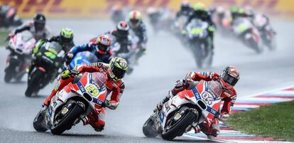 Inicio de la carrera en Brno, con las Ducati al frente.