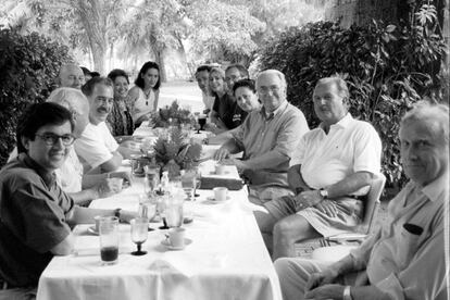 A la derecha de la imagen, Francisco Pérez González, Carlos Fuentes, Belisario Betancur e Isabel Polanco, en un almuerzo al que también asistió Andrés Pastrana (con bigote, a la izquierda).