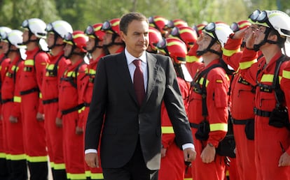 El presidente del Gobierno, José Luis Rodríguez Zapatero, en su primera visita el Cuartel General de la Unidad Militar de Emergencias (UME), en la Base Aérea de Torrejón, en septiembre de 2007.