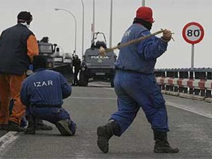 Trabajadores de Izar se enfrentan a la policía en el puente José León de Carranza. 

/ JAVIER SÁNCHEZ