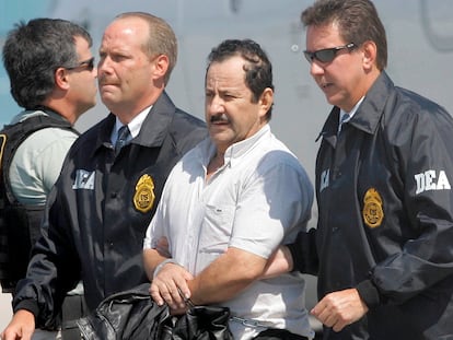 Hernán Giraldo Serna, con agentes de la DEA, en Florida, Estados Unidos, el 13 de mayo de 2008.