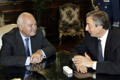 Kirchner (derecha) y Moratinos, reunidos en la Casa Rosada, sede del Ejecutivo argentino, en septiembre.