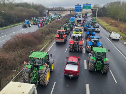 El convoy de agricultores de un sindicato minoritario que intentaba bloquear el mercado mayorista de Rungis, al sur de París, ha abandonado su objetivo y volverá a casa cuando se libere a los 91 detenidos que hubo ayer por una operación de intromisión en esas instalaciones.- EFE/Edgar Sapiña Manchado