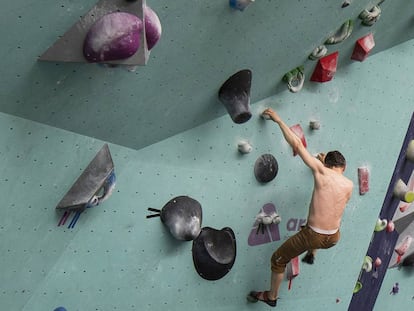 Un practicante de 'indoor climbing', en plena sesión en las instalaciones de Arkose, en el distrito XX de París. 