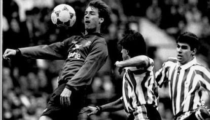 Osasuna-Athletic. Liga 93-94. Jan Urban intenta controlar un balón.