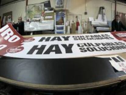 Presentación hoy de la pancarta de cabecera de la manifestación de la huelga general del 14N, en el taller de Artes Gráficas SIP donde se ha confeccionado.