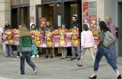 Un piquete informativo, en la puerta de las oficinas de Hacienda de la Diputación Foral de Bizkaia