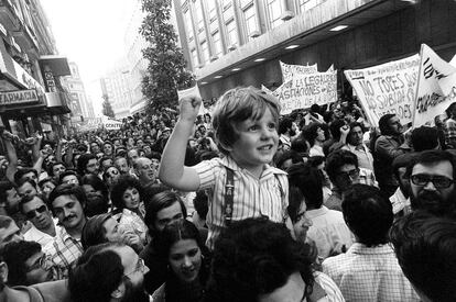 Un niño es llevado a hombros por su padre en la primera gran manifestación de la Transición, en la calle Preciados de Madrid, contra la carestía de la vida. El pequeño, Daniel Rivas Azcueta, tiene ahora 43 años y es piloto. Sus padres eran militantes del Partido Comunista, miembros muy activos de Comisiones Obreras y de la Junta Democrática.