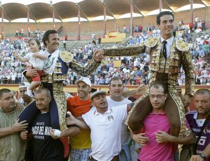 Los toreros &#039;Morenito de Aranda&#039; (derecha) y David Mora salen por la puerta grande de la plaza de toros de Burgos.