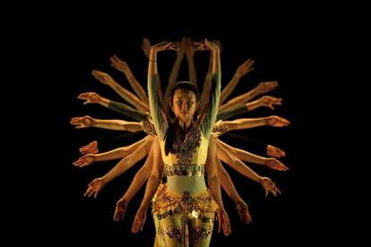 Miembros de la compañía de danza y música Shanxi durante el ensayo general antes de un espectáculo en el Museo de Oriente en Lisboa (Portugal).