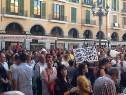 Mil personas se han reunido en Palma en contra de la huelga educativa.