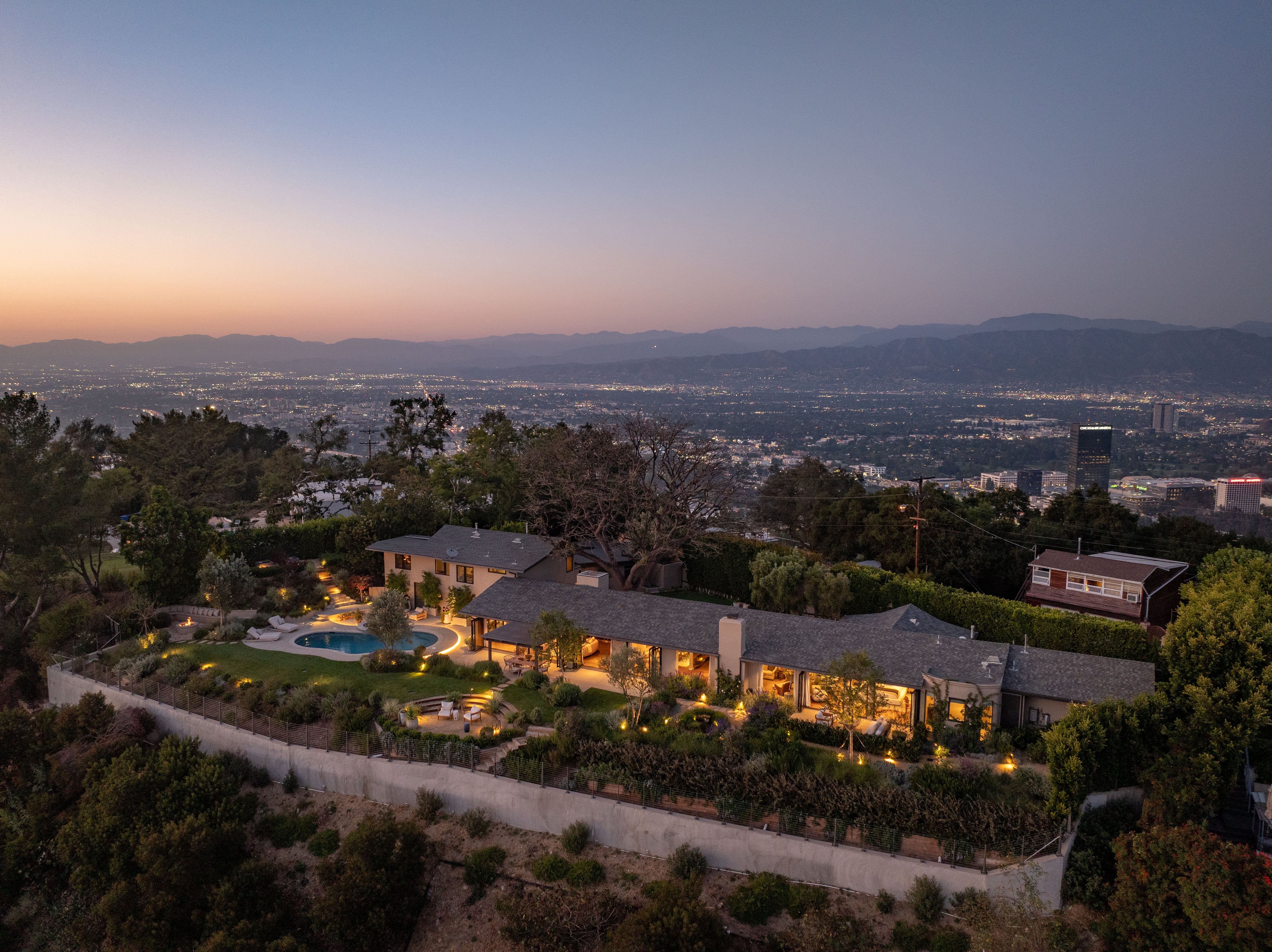 Las tres casas de la semana: la residencia del Capitán América en Los Ángeles se vende por 5,6 millones