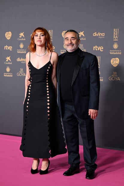 Greta Fernández posó con su padre, Eduard Fernández, que llevaba un traje de Hugo Boss.