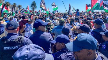 Manifestantes propalestinos en una concentración a favor del alto el fuego en Gaza, en diciembre, en Ciudad del Cabo.