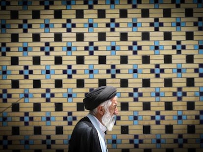 Un clérigo camina en Mashhad cerca de la tumba del imam Reza, el lugar de culto islámico más grande del mundo.