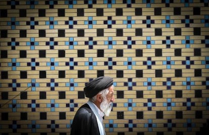 Un clérigo camina en Mashhad cerca de la tumba del imam Reza, el lugar de culto islámico más grande del mundo.