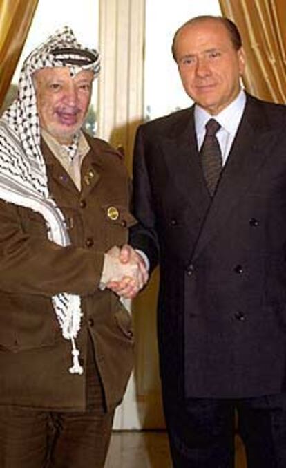 Yasir Arafat (a la izquierda) y Silvio Berlusconi, tras su entrevista en Roma.
