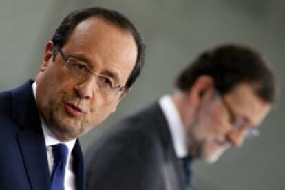 El presidente del Gobierno, Mariano Rajoy (d), y el presidente francés, François Hollande (i), durante la rueda de prensa que han ofrecido tras la XXIII Cumbre Hispano-Francesa que se ha celebrado hoy en el Palacio de La Moncloa, en Madrid.