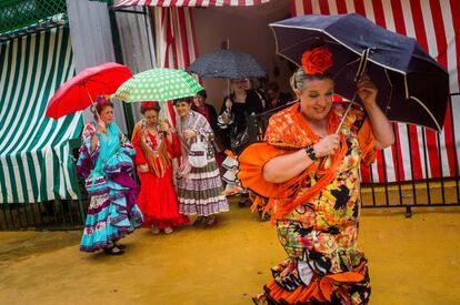 La lluvia ha marcado esta jornada de la Feria de Abril en Sevilla.