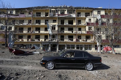 Un coche pasa por delante de un edificio bombardeado en Shushá, el pasado 29 de octubre.