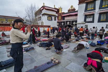 Peregrinos tibetanos rezan frente a un templo de Lhasa, la capital de Tíbet.