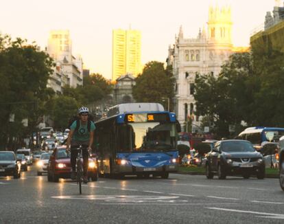 Un mensajero de Cleta sube por la calle de Alcalá.