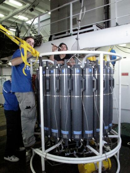 Los especialistas preparan el equipo de sondeo CTD, en el buque <i>Sarmiento de Gamboa</i>, para toman datos de la columna de agua a profundidades de más de 6.000 metros en el Atlántico.