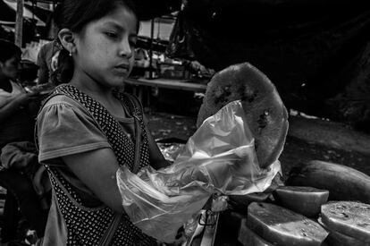 Abigail lleva desde los ocho años ayudando en el puesto de su madre, donde vende frutas de temporada, normalmente sandías, plátanos, piñas o tunas.