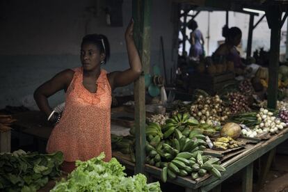 Puesto de frutas y verduras en uno de los varios mercados agropecuarios de la Habana. En los últimos años, Cuba ha mejorado el abastecimiento y variedad de productos en los comercios. Esto es debido, en parte, a las políticas agrarias de fomento de la producción y consumo local, según los principios de soberanía alimentaria. Anteriormente, un problema habitual era que parte de las cosechas, importadas o provenientes de otros lugares del país, se echaran a perder antes de llegar al público debido a las condiciones precarias del transporte en el país.