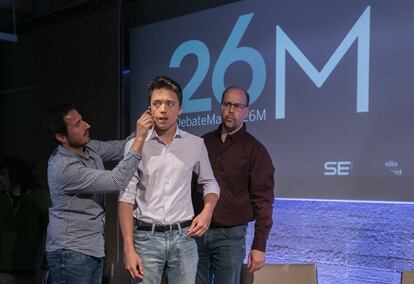 Íñigo Errejón, candidato a la Comunidad de Madrid por Más Madrid, antes de iniciar el debate.