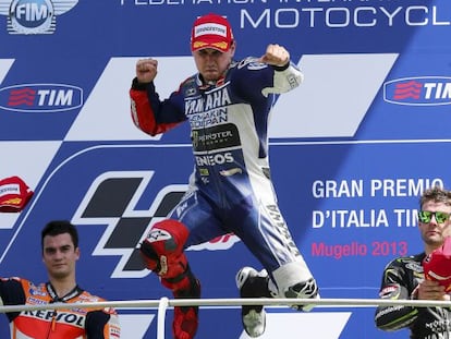 Lorenzo celebra la victoria ante Pedrosa y Crutchlow.