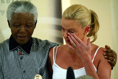 Nelson Mandela y Charlize Theron en Sudáfrica en 2004.