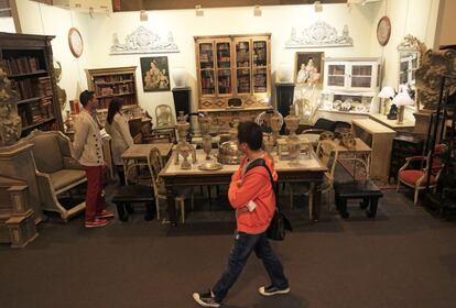 Muebles del siglo XIX, retratos costumbristas, libros decimonónicos y bandejas de plata para un buen banquete deleitan a los curiosos que visitan la muestra.