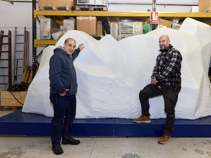 Los hermanos Joaquín y Santiago Galván, junto al iceberg que han construido para la exposición del Titanic, en una imagen cedida.