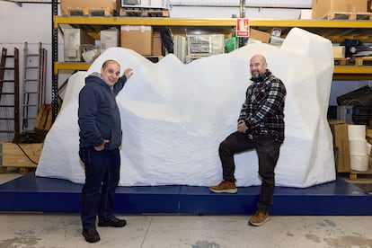 Los hermanos Joaquín y Santiago Galván, junto al iceberg que han construido para la exposición del Titanic, en una imagen cedida.