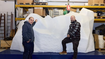 Los hermanos Joaquín y Santiago Galván, junto al iceberg que han construido para la exposición del Titanic, en una imagen cedida.