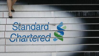 Escaleras de entrada a las oficinas de Standard Chartered en Hong Kong.