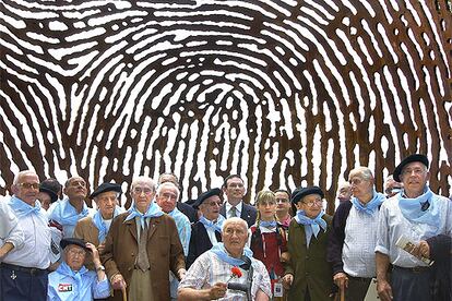 Ibarretxe posa con algunos <i>gudaris</i> (soldados vascos) en el acto de homenaje en la cima del monte Artxanda en Bilbao.