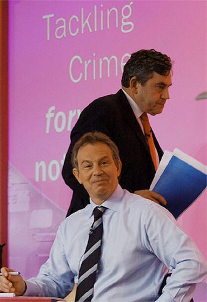 Tony Blair (en primer término) y Gordon Brown, en un acto de campaña.