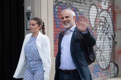 Carlos Carrizosa, candidato a la presidencia de la Generalitat por Ciudadanos, a su llegada a la sede del partido con su jefa de gabinete, Yaiza Planells, para hacer el seguimiento de la noche electoral, este domingo en Barcelona. 
