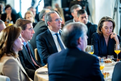  Enrique Ossorio, en el centro, presidente de la Asamblea de Madrid, junto a José Luis Martínez Almeida, alcalde de Madrid, y la portavoz del Congreso, Cuca Gamarra (a la izquierda).